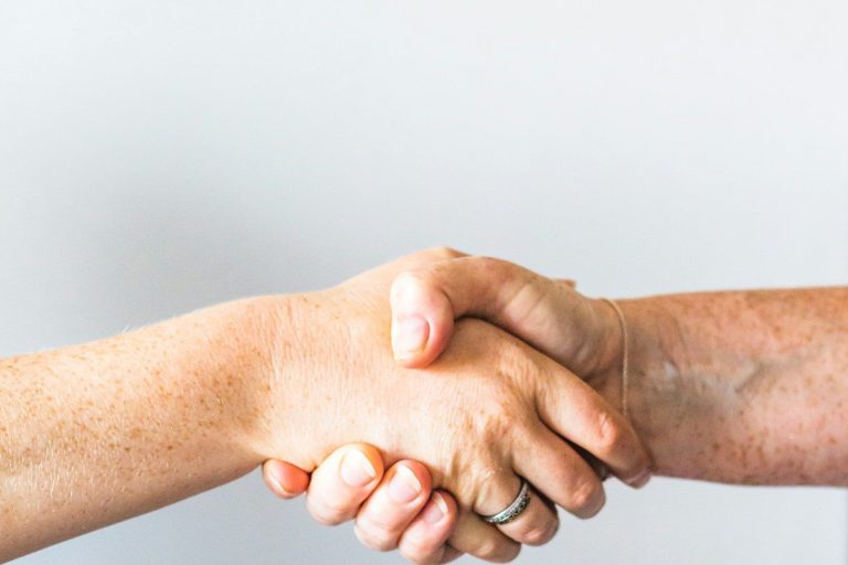 Übergabe nach einer Messie Entrümpelung in Berlin Zwei Hände schütteln sich zur Begrüßung oder Vereinbarung.